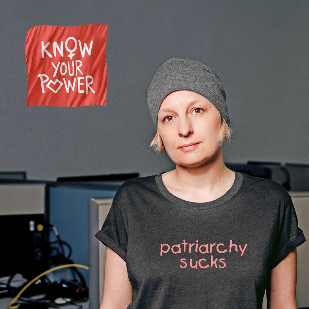 Daniela in grauem T-Shirt mit Motiv: patriarchy sucks